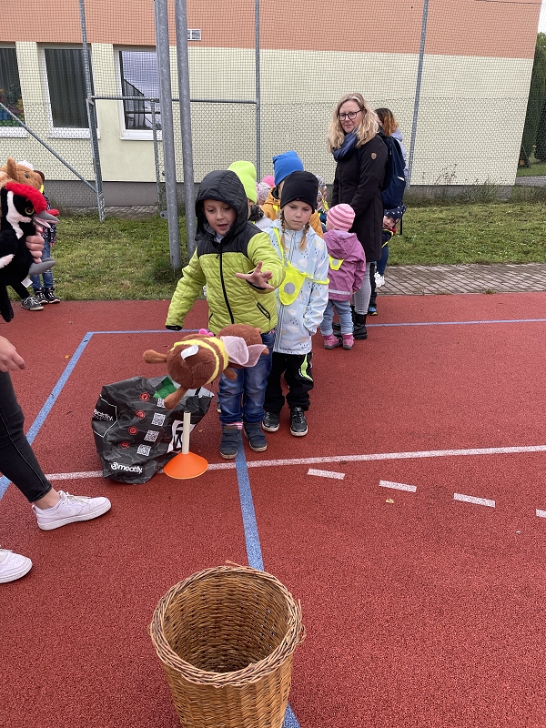 Berušky na atletickém stadionu