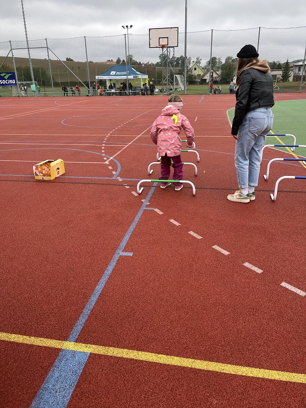 Zajíčcci na atletickém stadionu