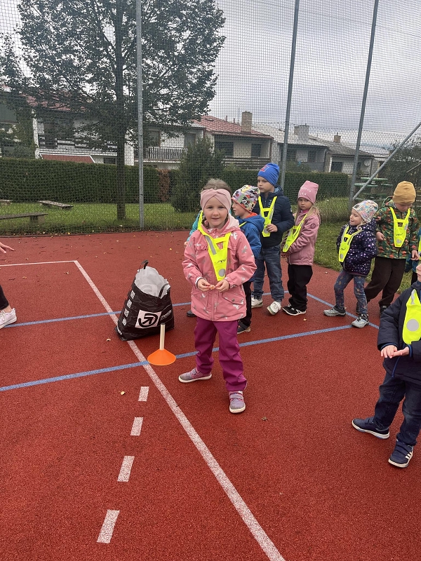 Zajíčcci na atletickém stadionu