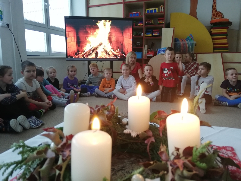 Třetí svíce na adventním věnci
