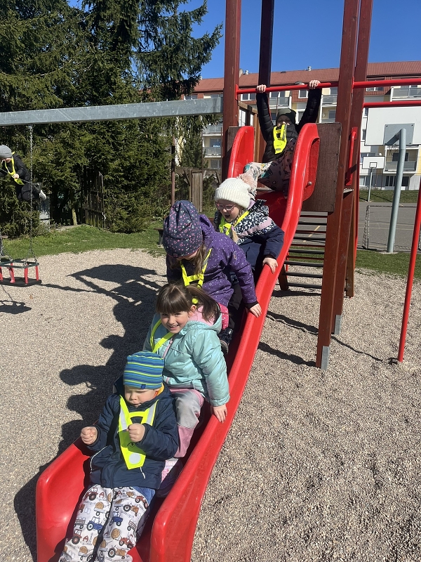 Zajíčci na hřišti