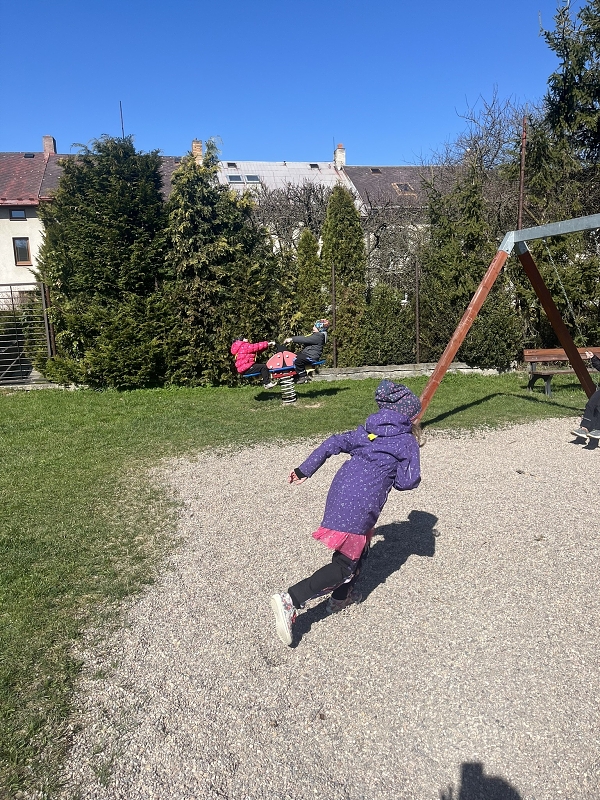 Zajíčci na hřišti