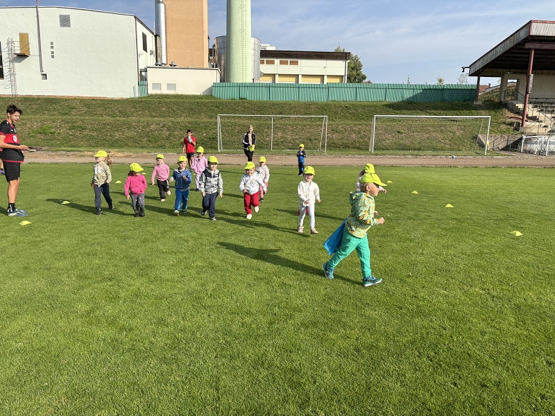 Sportujeme na fotbalovém hřišti