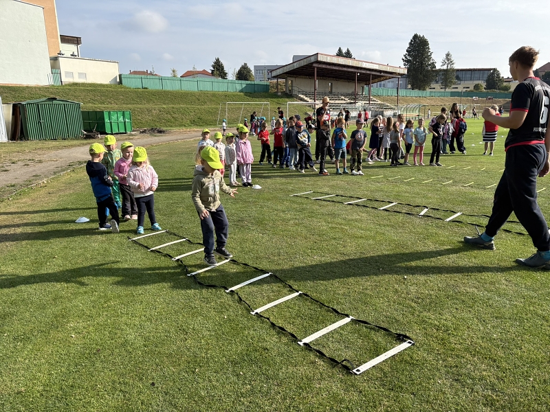Sportujeme na fotbalovém hřišti