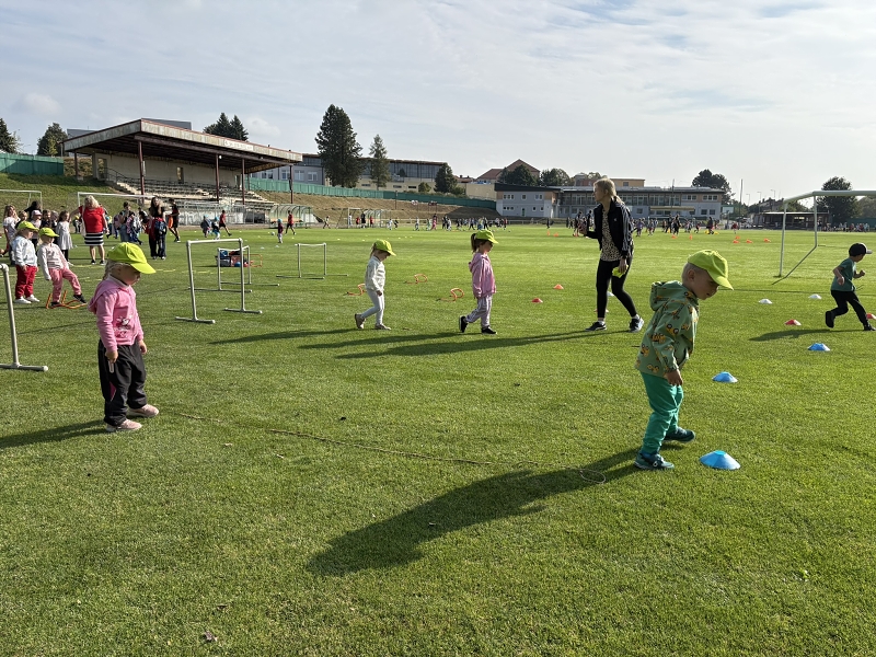 Sportujeme na fotbalovém hřišti