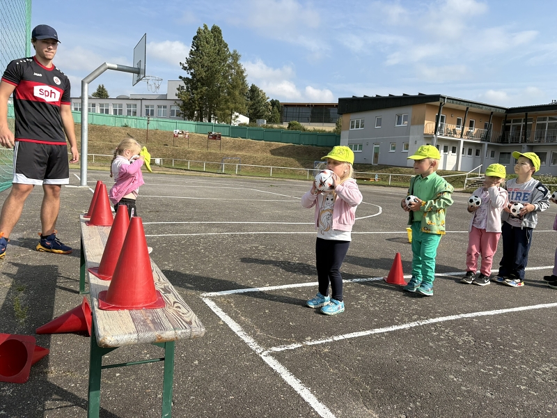 Sportujeme na fotbalovém hřišti