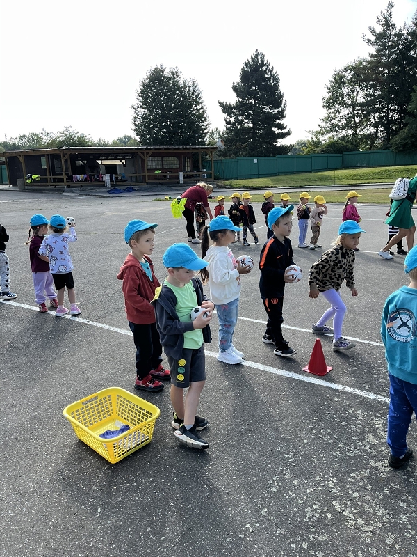 Sportujeme na fotbalovém hřišti