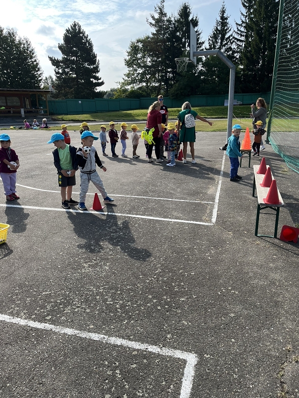 Sportujeme na fotbalovém hřišti