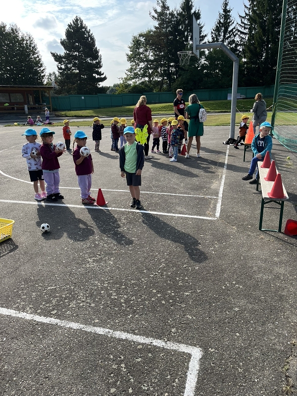 Sportujeme na fotbalovém hřišti