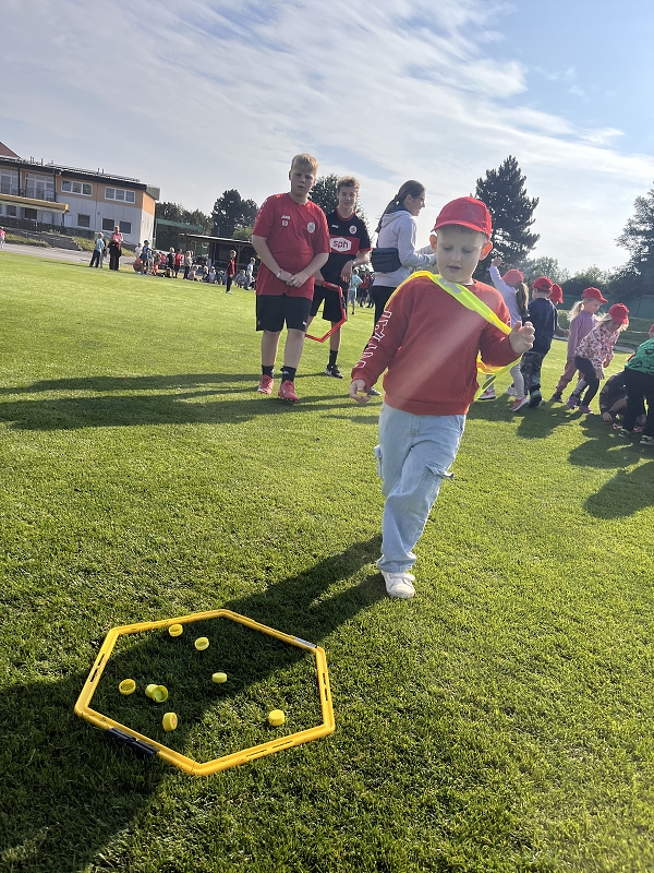 Sportujeme na fotbalovém hřišti