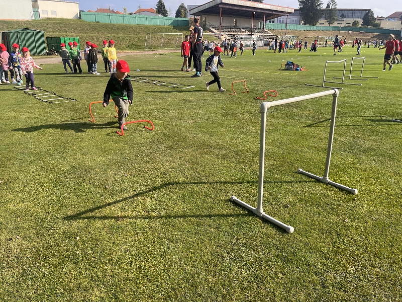 Sportujeme na fotbalovém hřišti