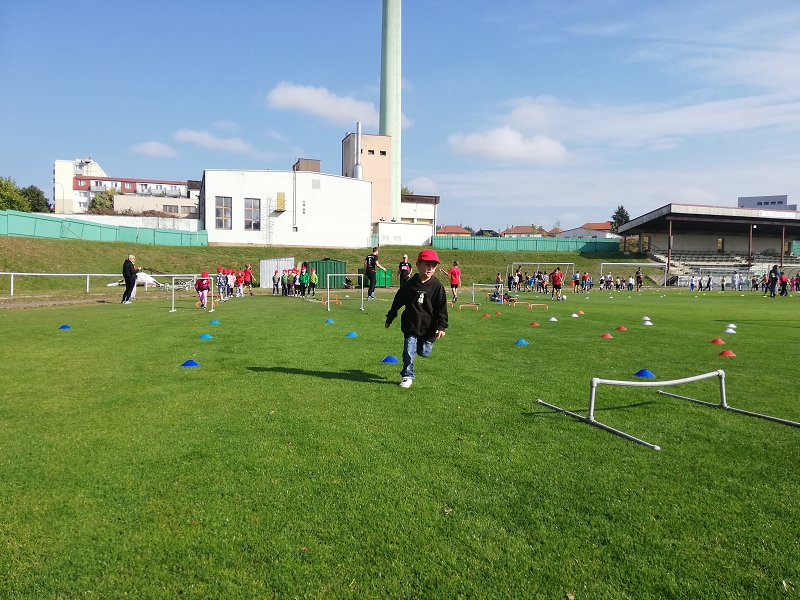 Sportujeme na fotbalovém hřišti