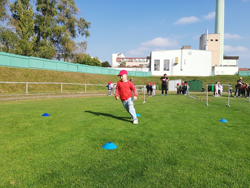 Sportujeme na fotbalovém hřišti