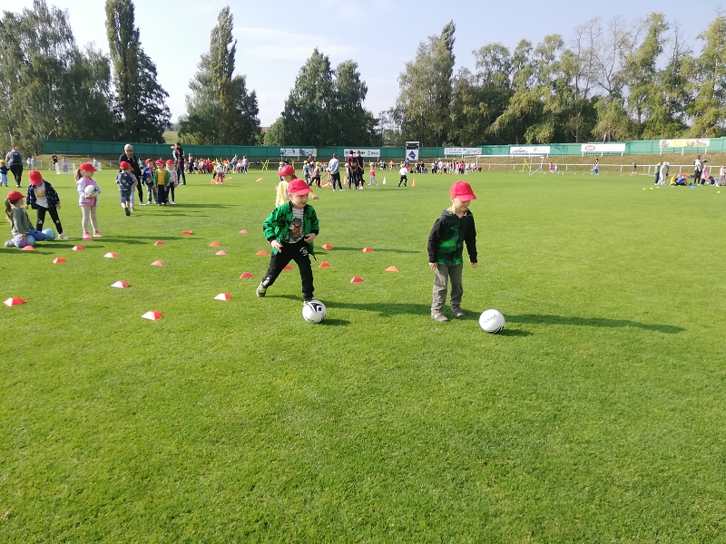 Sportujeme na fotbalovém hřišti