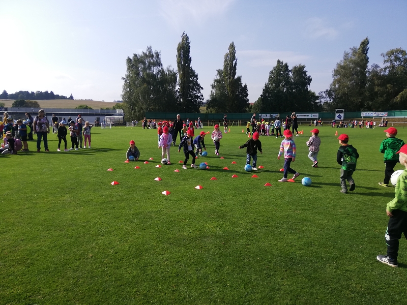 Sportujeme na fotbalovém hřišti