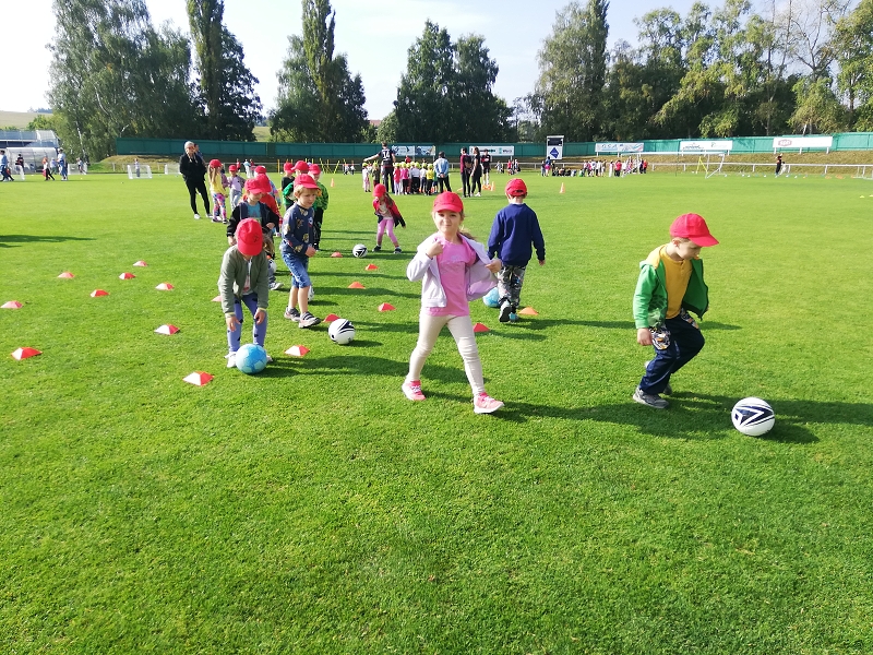 Sportujeme na fotbalovém hřišti