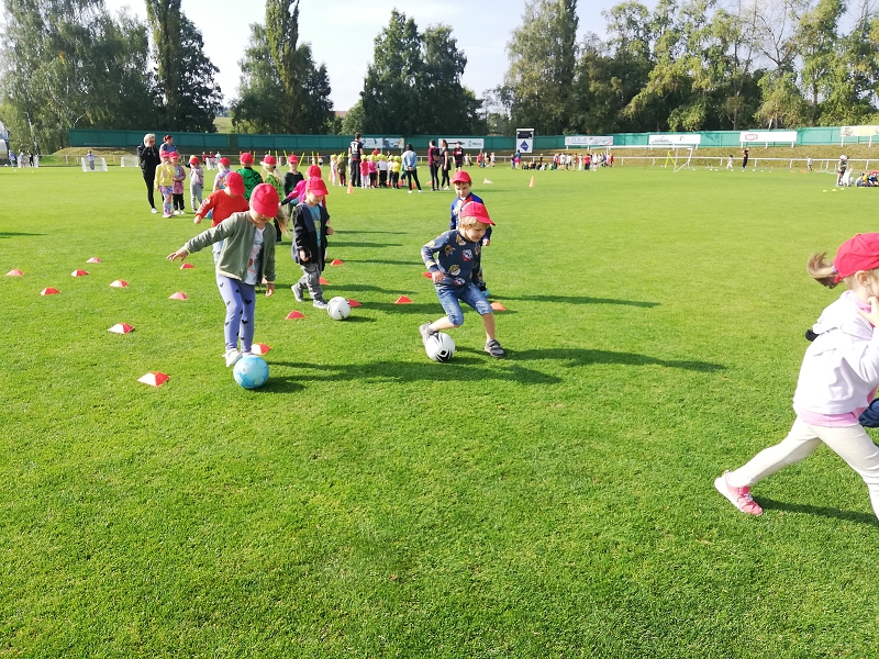 Sportujeme na fotbalovém hřišti