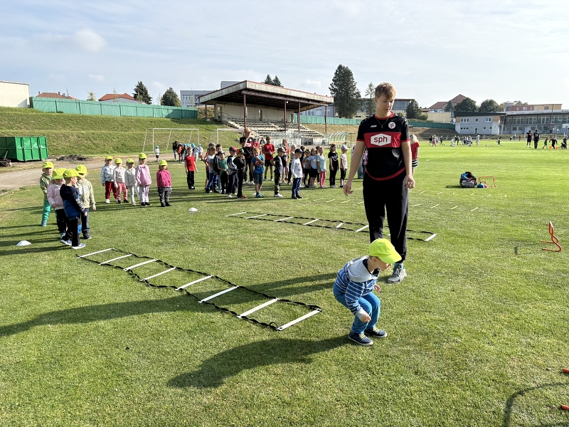 Sportujeme na fotbalovém hřišti