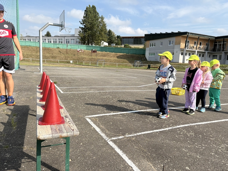 Sportujeme na fotbalovém hřišti