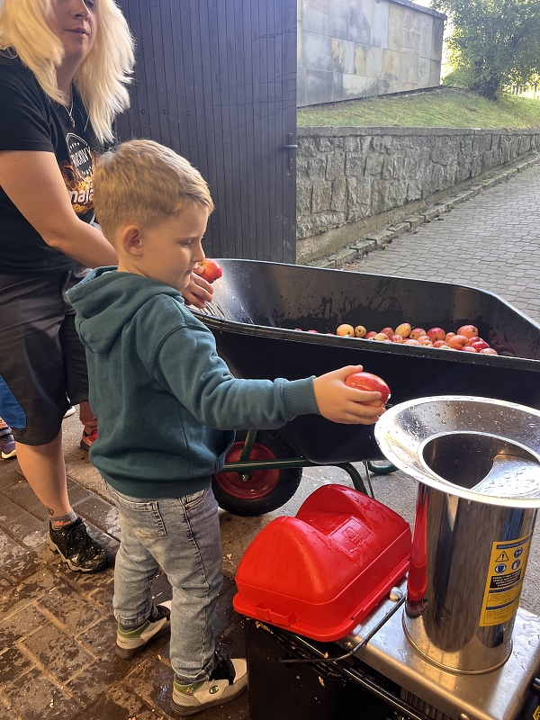 Moštování s předškoláky