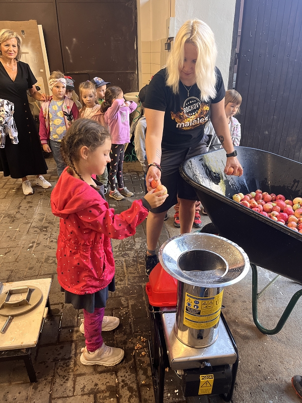 Moštování s předškoláky