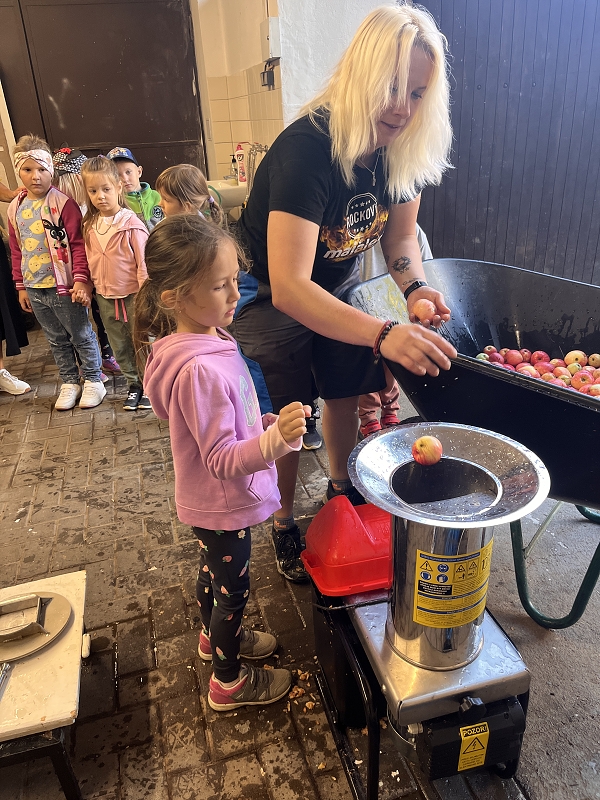 Moštování s předškoláky