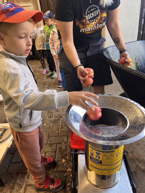 Moštování s předškoláky