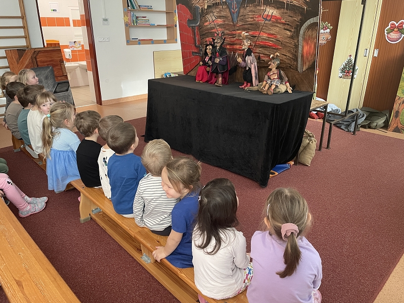 Myšky procvičují jemnou motoriku, cvičí jógu