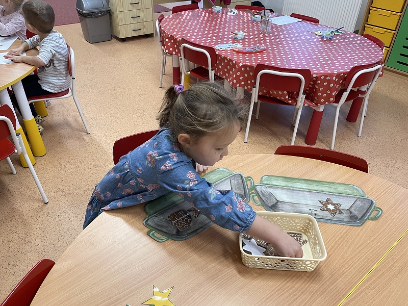 Myšky procvičují jemnou motoriku, cvičí jógu