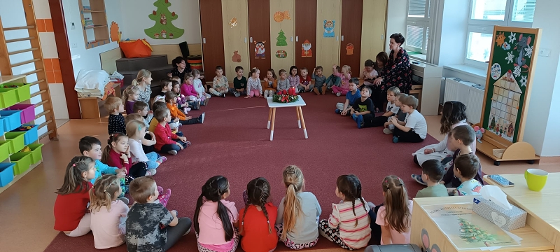 Zapalujeme první svíčku na adventním věnci