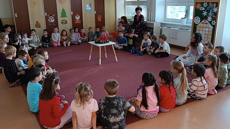 Zapalujeme první svíčku na adventním věnci