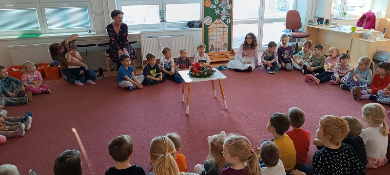 Zapalujeme první svíčku na adventním věnci