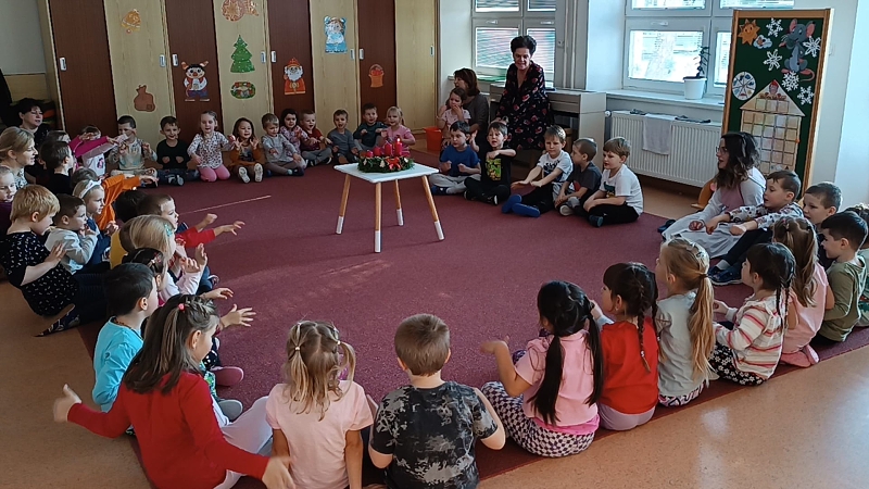 Zapalujeme první svíčku na adventním věnci