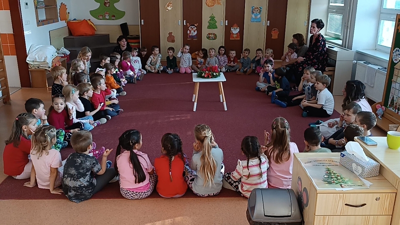 Zapalujeme první svíčku na adventním věnci