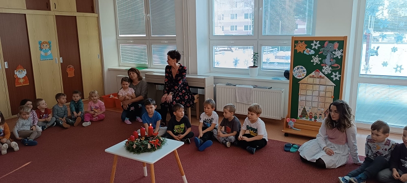 Zapalujeme první svíčku na adventním věnci