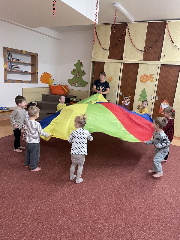 Myšky cvičí s padákem