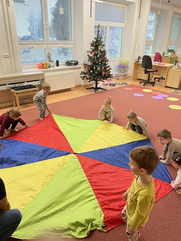 Myšky cvičí s padákem