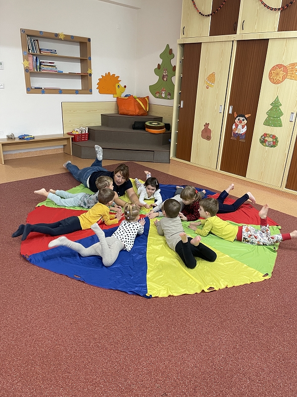 Myšky cvičí s padákem