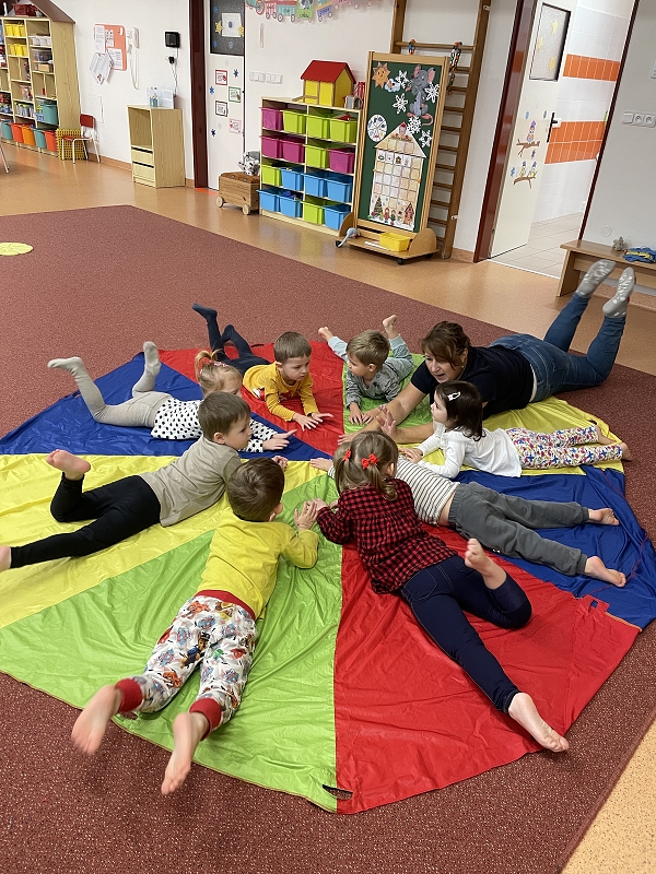 Myšky cvičí s padákem