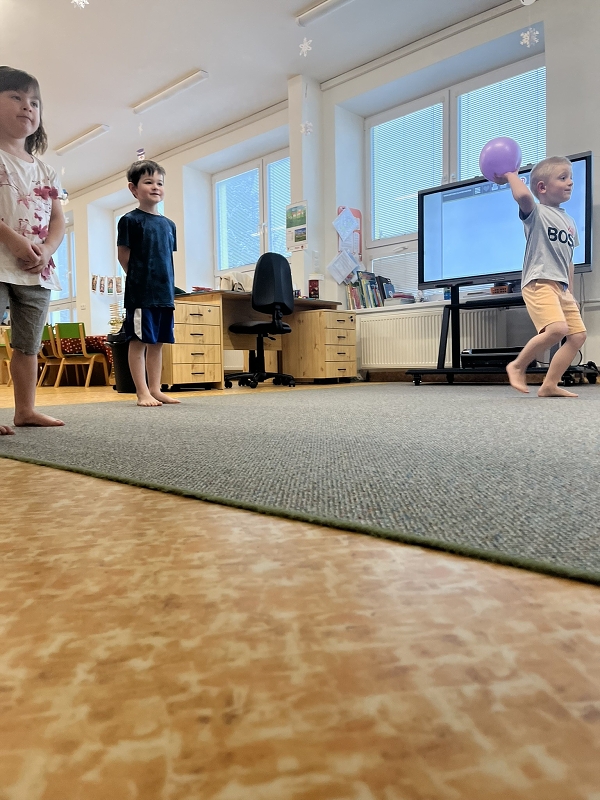 Zajíčci hrají vybíjenou