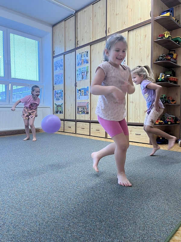 Zajíčci hrají vybíjenou