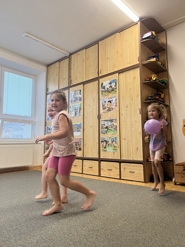 Zajíčci hrají vybíjenou