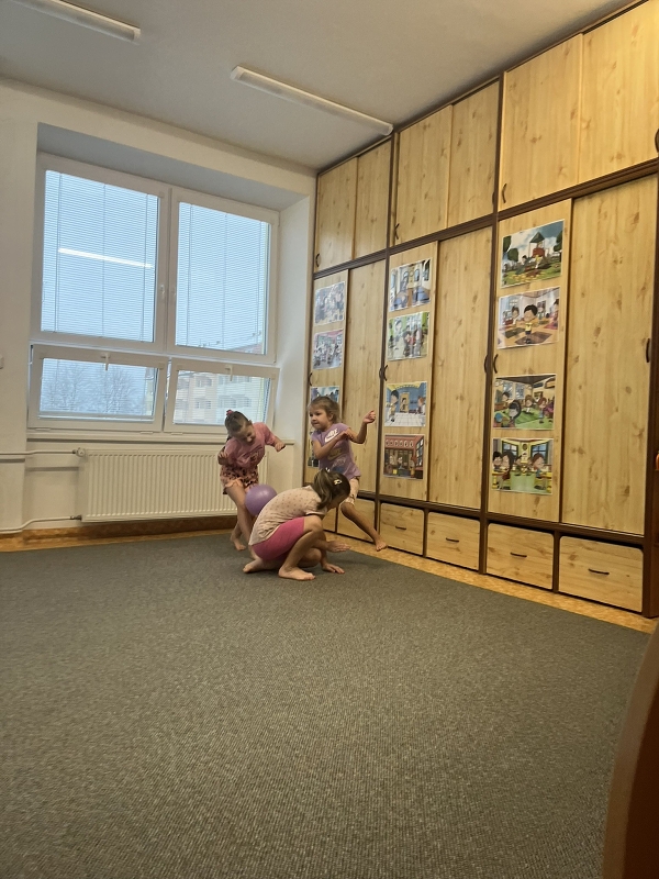 Zajíčci hrají vybíjenou