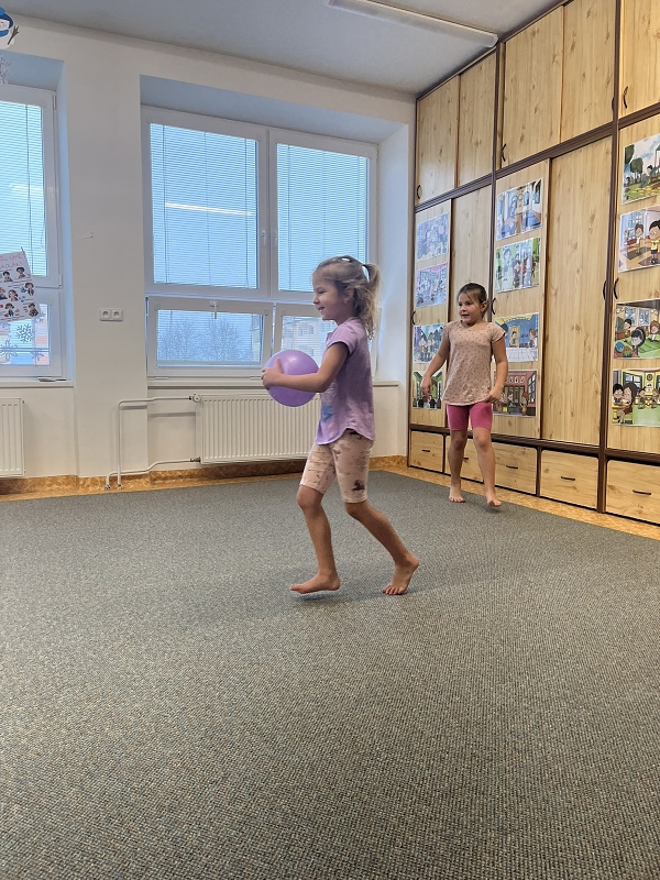 Zajíčci hrají vybíjenou