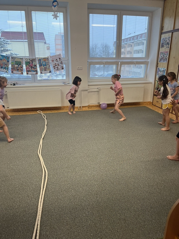 Zajíčci hrají vybíjenou