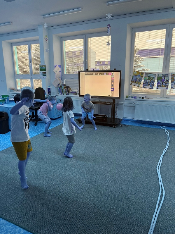 Zajíčci hrají vybíjenou