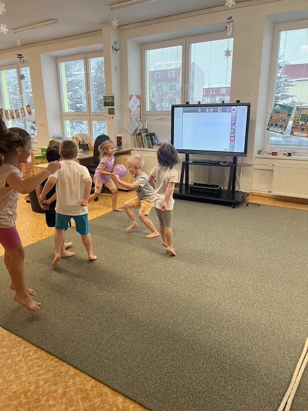 Zajíčci hrají vybíjenou