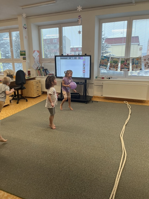 Zajíčci hrají vybíjenou