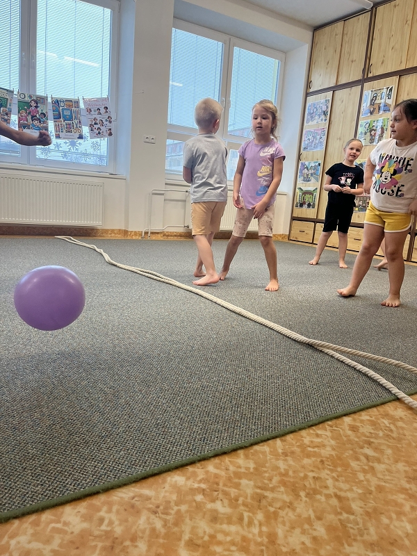 Zajíčci hrají vybíjenou