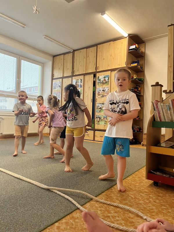 Zajíčci hrají vybíjenou